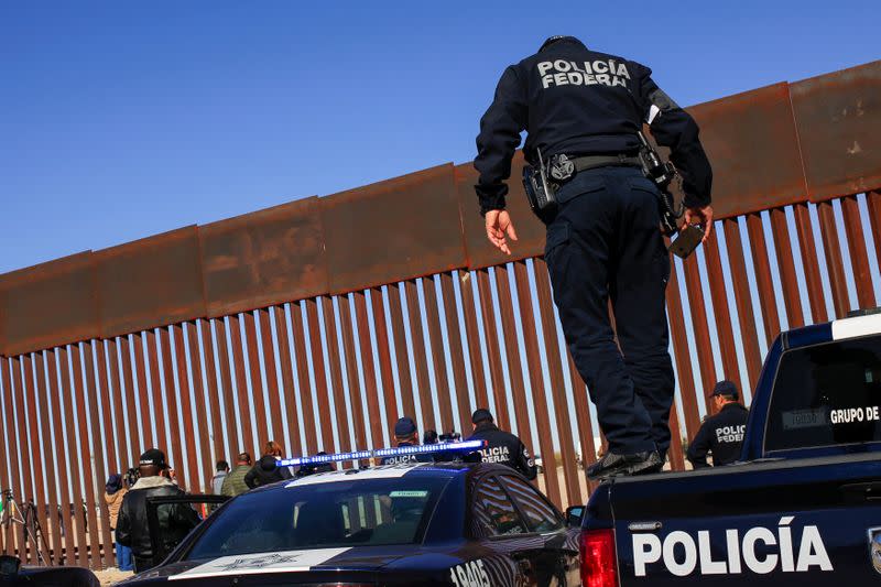 FILE PHOTO: U.S. Border Patrol agents conduct a training exercise at the border fence between Ciudad Juarez, Mexico and Sunland Park, U.S.