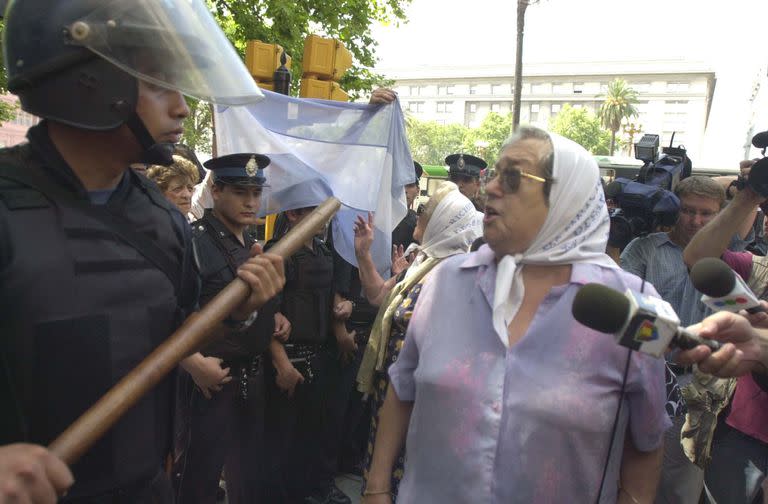 DYN30, BUENOS AIRES 20/12/01, HEBE DE BONAFINI EN LA PLAZA DE MAYO DURANTE LOS INCIDENTES CON LOS MANIFESTANTES.
FOTO:DYN/RICARDO ABAD