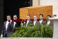 El ataúd del papa emérito Benedicto XVI es trasladado a la Plaza de San Pedro para su funeral, en El Vaticano, el 5 de enero de 2023. (AP Foto/Andrew Medichini)