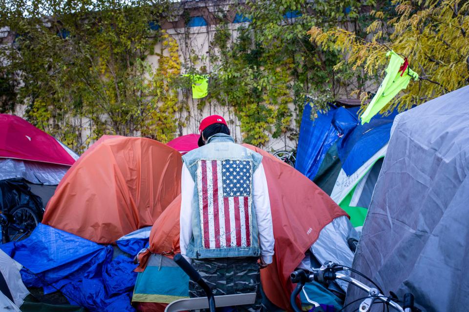 TOPSHOT - More than 200 people live at the large encampment along Hiawatha and Cedar Avenues in Minneapolis, Minnesota on October 22, 2018. - At the tent city for homeless people, the path is strewn with used syringes. Some are shooting up in the open. Dozens have been found unconscious. At least two have died. Most of the more than 200 people here are Native Americans, who have spontaneously gathered over the past few months in this otherwise economically prosperous city.
The existence of the camp against a backdrop of gleaming skyscrapers is shining a light on a homelessness crisis sparked by a lack of affordable housing, mental health care and drug addiction treatment. Native Americans are disproportionately affected in all cases. (Photo by Kerem Yucel / AFP)        (Photo credit should read KEREM YUCEL/AFP via Getty Images)