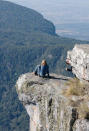 <p>Da kraxelt man schon auf einen der höchsten Berge, traut sich fürs Erinnerungsfoto ganz nah an den Felsrand, und was passiert? Da bombt sich doch tatsächlich jemand aufs Foto. Unglaublich! Vor Photobombern ist man eben nirgendwo sicher. (Bild: cheezburger.com)</p>