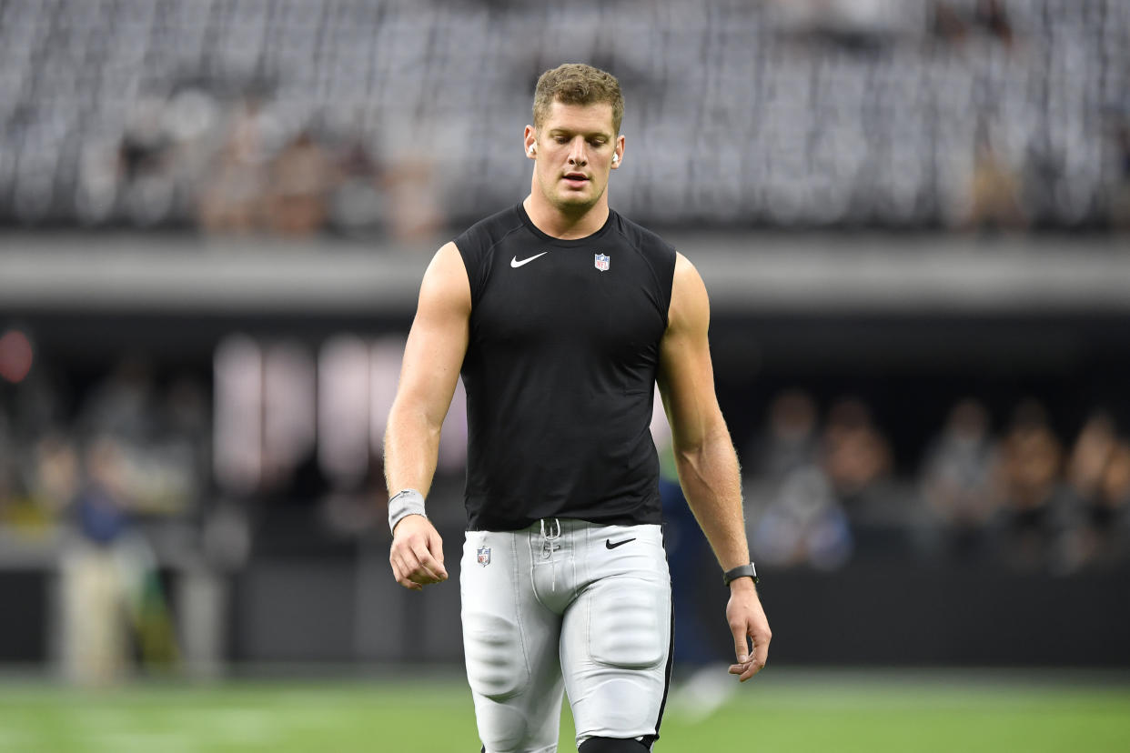 Carl Nassib, primer jugador abiertamente gay activo en la NFL, dijo adiós a su carrera deportiva para dedicarse a otros proyectos. (Photo by Chris Unger/Getty Images)