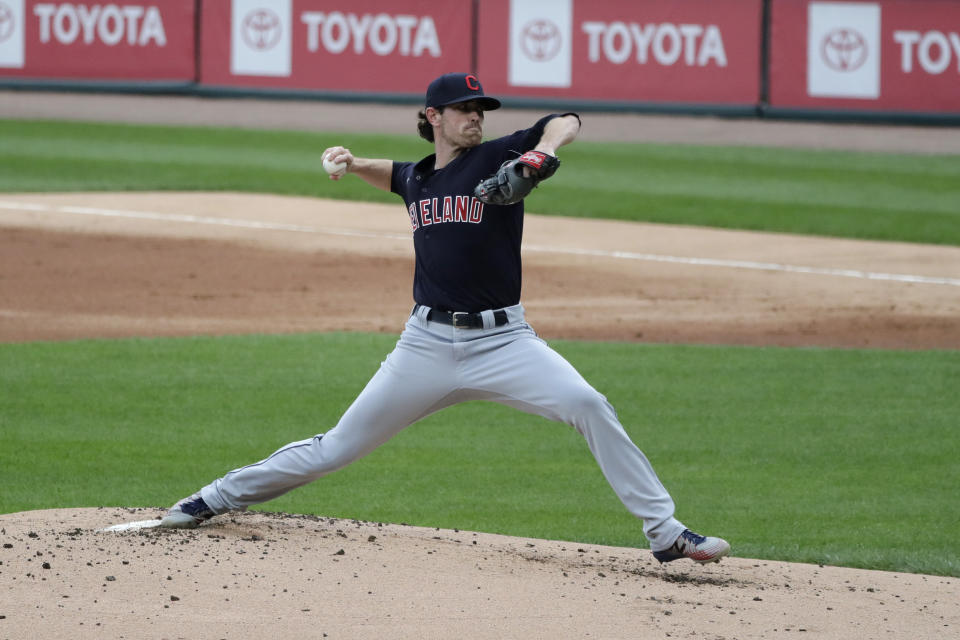 ARCHIVO - En esta foto del 9 de agosto de 2020, Shane Bieber, de los Indios de Cleveland, lanza en un juego ante los Medias Blancas de Chicago (AP Foto/Nam Y. Huh, archivo)