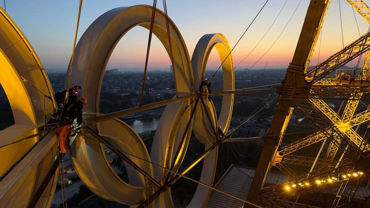 La série documentaire « Au Cœur des Jeux » de Jules et Gédéon Naudet nous emmène dans les coulisses de Paris 2024, comme en pleine nuit avec les cordistes de la Tour Eiffel. 