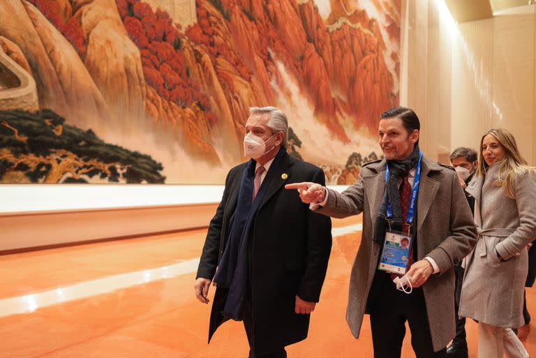 El presidente Alberto Fernández junto al embajador Sabino Vaca Narvaja en China.