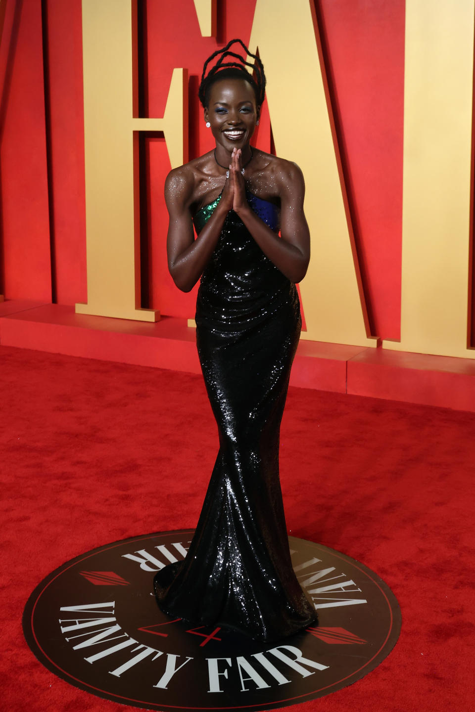 Lupita Nyong'o sur le tapis rouge de la Vanity Fair Oscar Party.