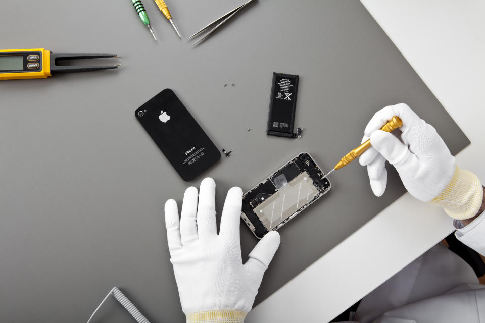 Leicht lassen sich Apples iPhones nicht reparieren. Das Reparatur-Programm des Herstellers macht die Sache aber auch nicht einfacher. (Symbolbild: Getty Images)