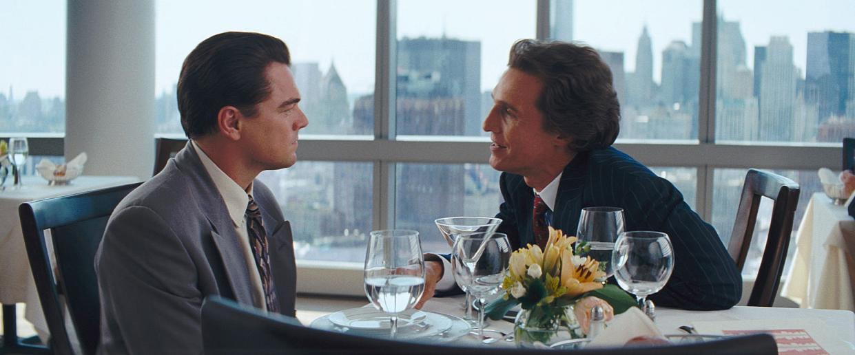 <span class="caption">Dans cette scène du film « Le Loup de Wall Street », le trader Mark Hanna (Matthew McConaughey) explique à Jordan Belfort (Leonardo DiCaprio) que la cocaïne lui permet d’être plus affuté et plus rapide.</span> <span class="attribution"><a class="link " href="https://www.allocine.fr/film/fichefilm-127524/photos/detail/?cmediafile=21061129" rel="nofollow noopener" target="_blank" data-ylk="slk:« Le Loup de Wall Street », de Martin Scorcese / Metropolitan FilmExport;elm:context_link;itc:0;sec:content-canvas">« Le Loup de Wall Street », de Martin Scorcese / Metropolitan FilmExport</a></span>