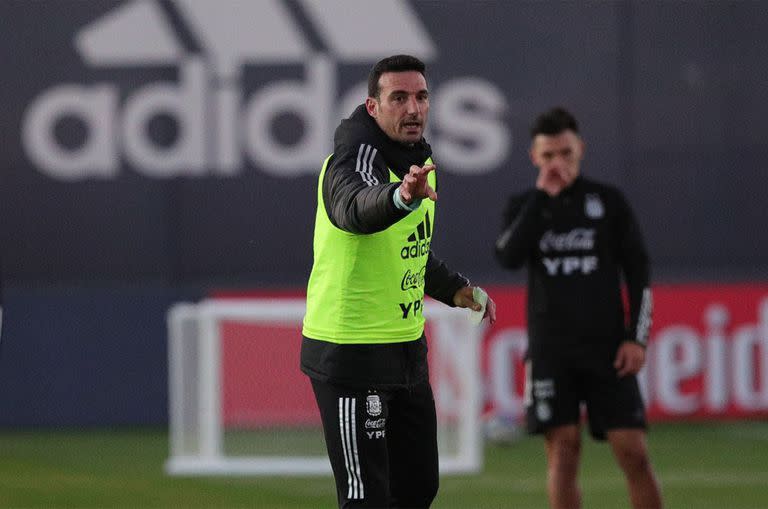 Lionel Scaloni dirige la práctica en Caracas