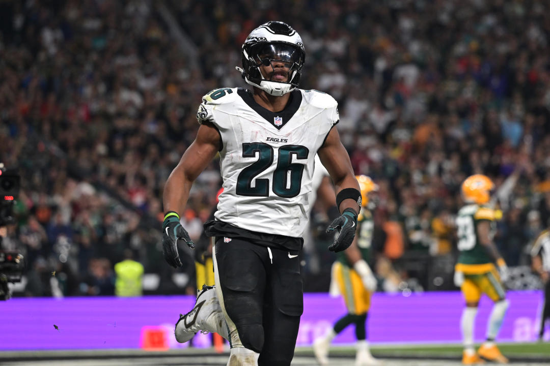 SAO PAULO, BRASIL - 06 SEPTEMBER: Saquon Barkley #26 dari Philadelphia Eagles merayakan gol pada kuarter kedua melawan Green Bay Packers di Arena Corinthians pada 06 September 2024 di Sao Paulo, Brasil. (Foto oleh Pedro Vilela/Getty Images)