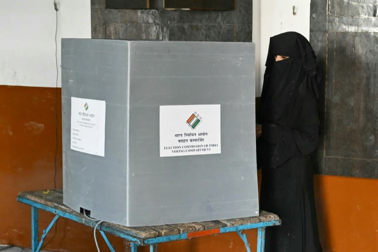 Une femme vote lors des législatives inidennes dans un bureau de vote de Kairana, dans l'Etat de l'Uttar Pradesh, le 19 avril 2024 (Sajjad HUSSAIN)