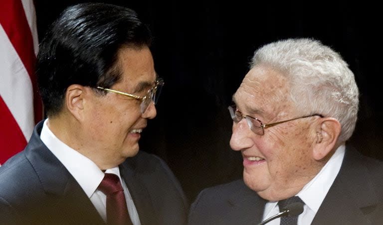 Archivo. El presidente chino, Hu Jintao, junto al exsecretario de Estado de Estados Unidos, Henry Kissinger, después de ser presentado antes de hablar durante un almuerzo para líderes corporativos y políticos organizado conjuntamente por el Consejo Empresarial Estados Unidos-China y el Comité Nacional de Relaciones Estados Unidos-China en Marriott Wardman Park en Washington, DC, 20 de enero de 2011.