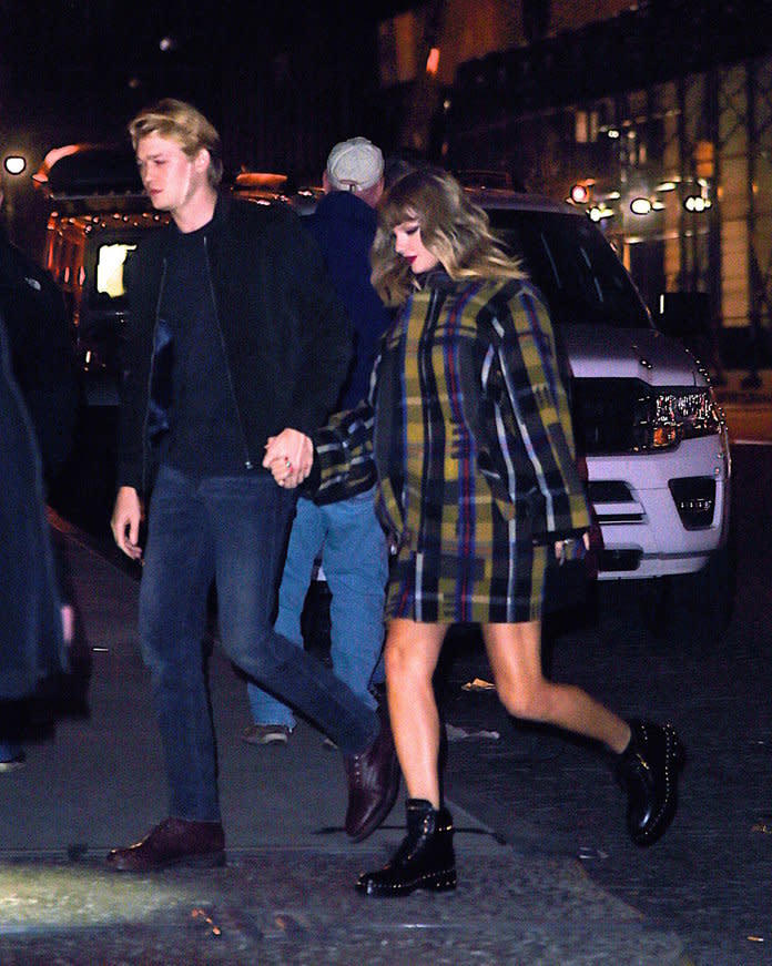 Joe y Taylor fueron vistos entrando a un restaurante en Nueva York.