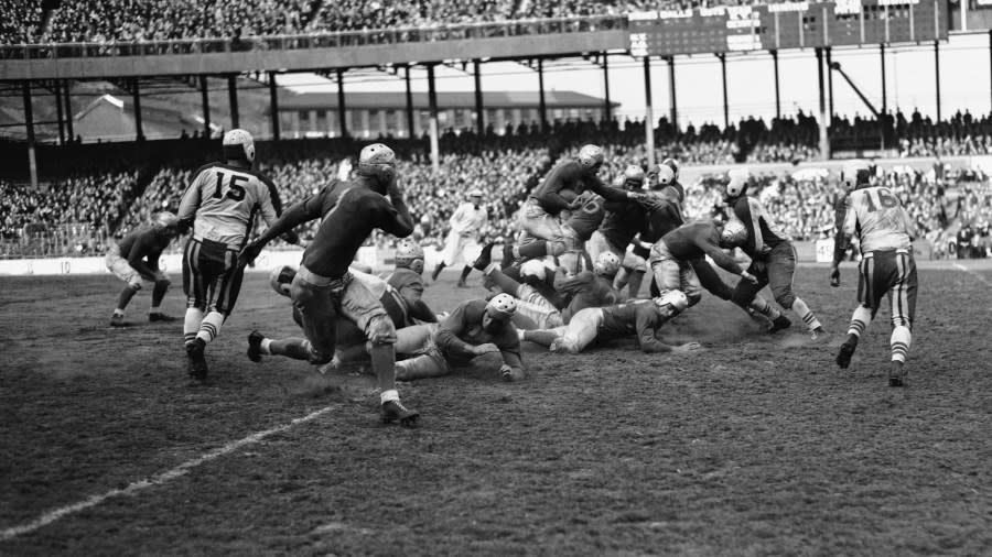 The Lions run a play against the New York Giants at the Polo Grounds.