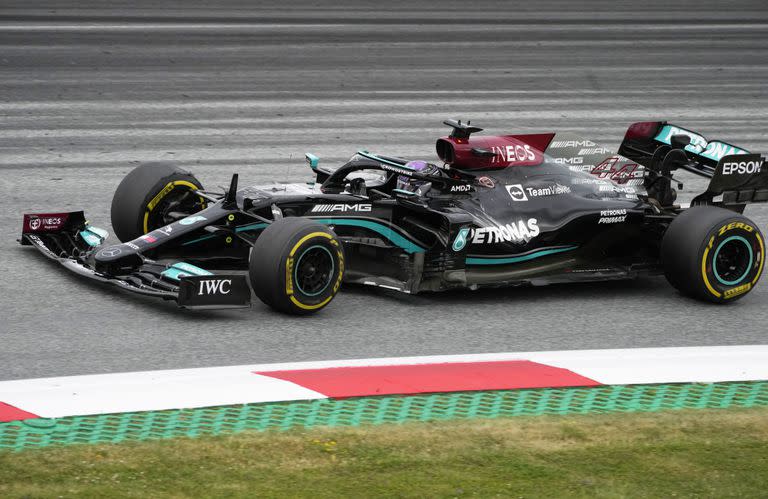 Lewis Hamilton quedó al frente en los entrenamientos del viernes del Gran Premio de Austria de Fórmula 1; el inglés intentará poner a su Mercedes al tope en la prueba de clasificación del sábado para largar primero en Spielberg.