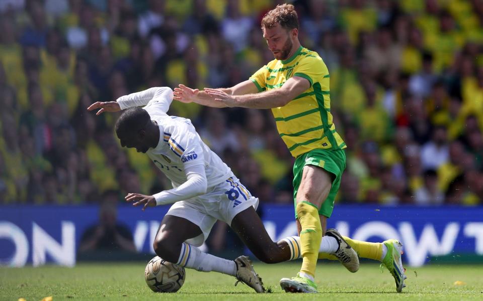 Leeds United's Glen Kamara in action against Norwich City's Jack Stacey