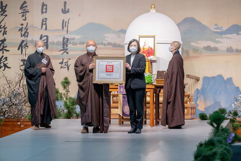 蔡英文總統13日上午前往高雄佛光山親頒褒揚令，表彰星雲大師一生對國家、社會及宗教界的深遠影響及貢獻。（記者吳文欽攝）