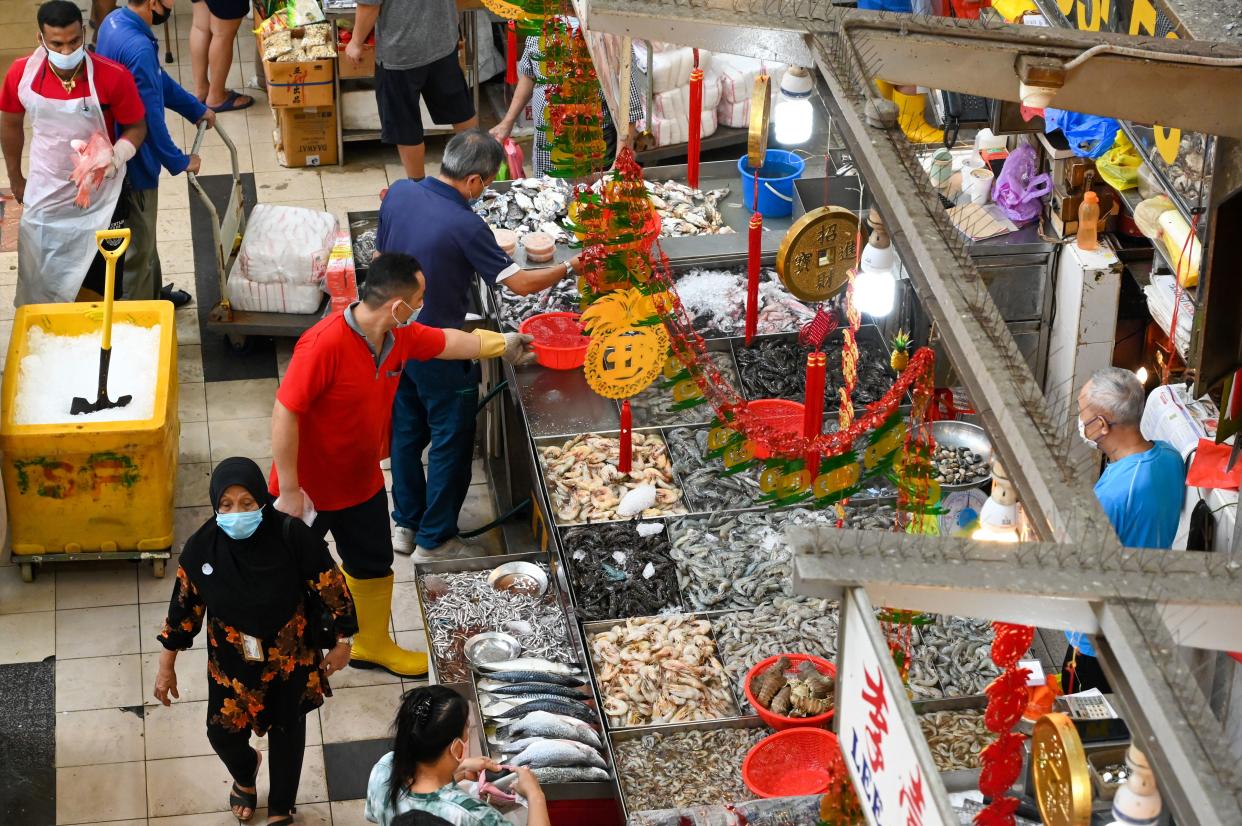 Vendors arranging seafood at a wet market in Singapore on 6 January. (PHOTO: Getty Images)