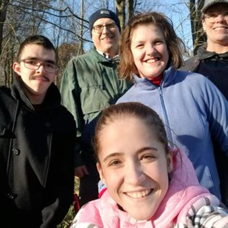 Alisa Campau (al frente) con su familia. La familia de Michigan de la niña de 17 años demandó al hospital que niega colocar a Alisa en la lista de trasplantes de riñón hasta que reciba las vacunas actualizadas, como lo exige la política del hospital. (Proporcionada por la familia Campau/Global Newswire)