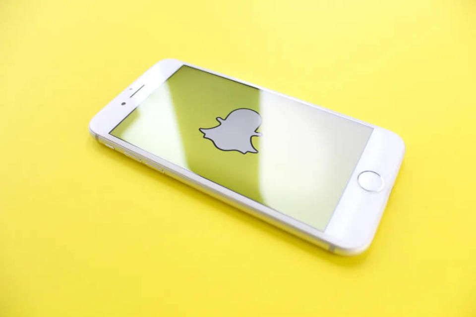 <em>Snapchat é um dos aplicativos populares que gastam muito a bateria do seu celular (Imagem: Unsplash/Thought Catalog)</em>