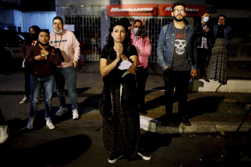 Varias personas esperan en frente del hotel donde se cree que se alojaba Taylor Hawkins, baterista de la banda estadounidense Foo Fighters, en Bogotá, Colombia, el 26 de marzo de 2022. Hawkins, quien durante 25 años fue el baterista del grupo y era el mejor amigo de su líder, Dave Grohl, falleció en una gira por Sudamérica. Tenía 50 años. (AP Foto/Leonardo Muñoz)