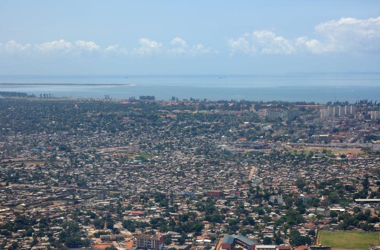 <span class="caption">Labyrinthine Chamanculo from above.</span> <span class="attribution"><a class="link " href="https://commons.wikimedia.org/wiki/File:2010-10-18_10-55-36_Mozambique_Maputo_Chamanculo_%E2%80%9DB%E2%80%9D.jpg" rel="nofollow noopener" target="_blank" data-ylk="slk:Hansueli Krapf/Wikimedia Commons.;elm:context_link;itc:0;sec:content-canvas">Hansueli Krapf/Wikimedia Commons.</a>, <a class="link " href="http://creativecommons.org/licenses/by-sa/4.0/" rel="nofollow noopener" target="_blank" data-ylk="slk:CC BY-SA;elm:context_link;itc:0;sec:content-canvas">CC BY-SA</a></span>