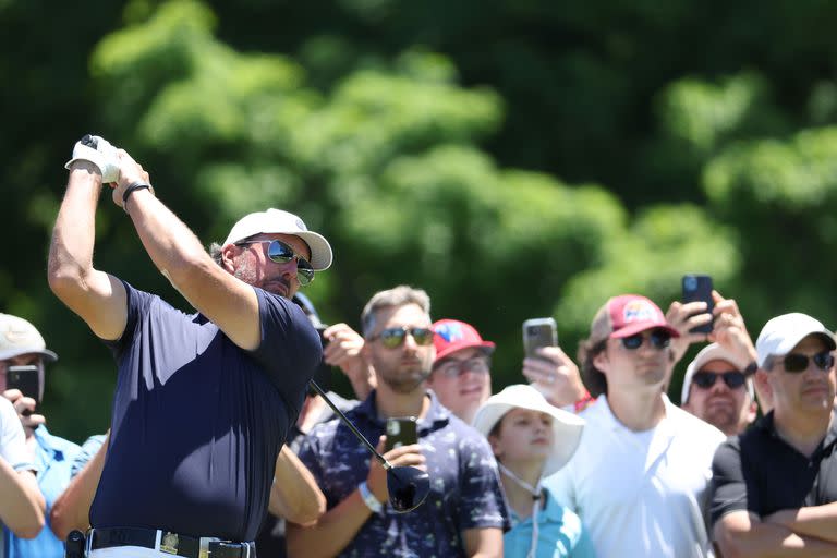 El tiro de práctica de Mickelson desde el tee del hoyo 3 del Country Club de Boston