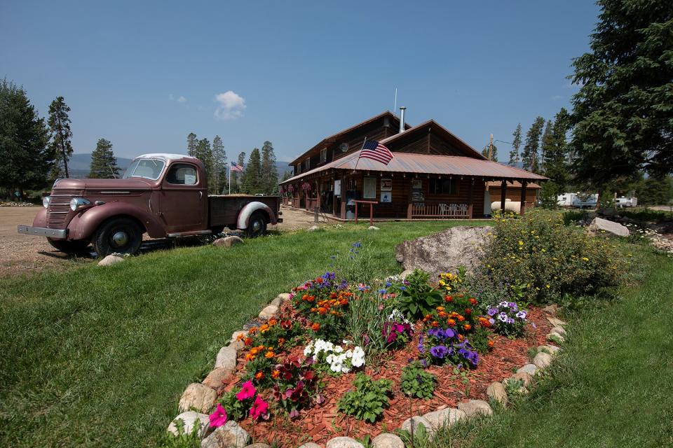 Exterior of the Winding River Resort