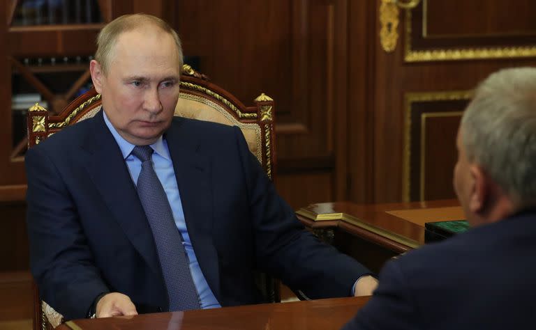 El presidente ruso Vladimir Putin habla con el CEO de Roskosmos, Yury Borisov, durante su reunión