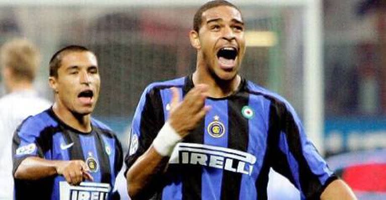 El brasileño Adriano y el colombiano Iván Córdoba festejan en el triunfo de Inter