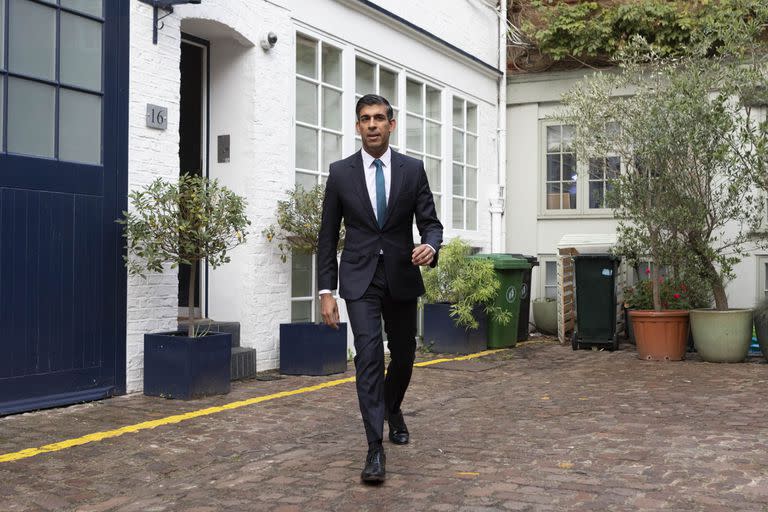 Rishi Sunak sale de su casa en Londres