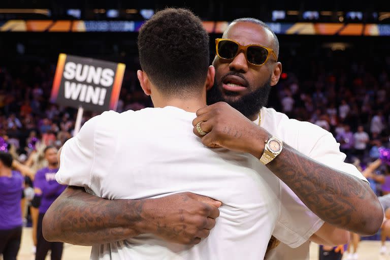 LeBron James, anoche, abrazando a Devin Booker, de los Phoenix Suns.