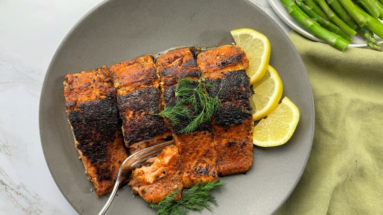 cooked salmon with lemon slices