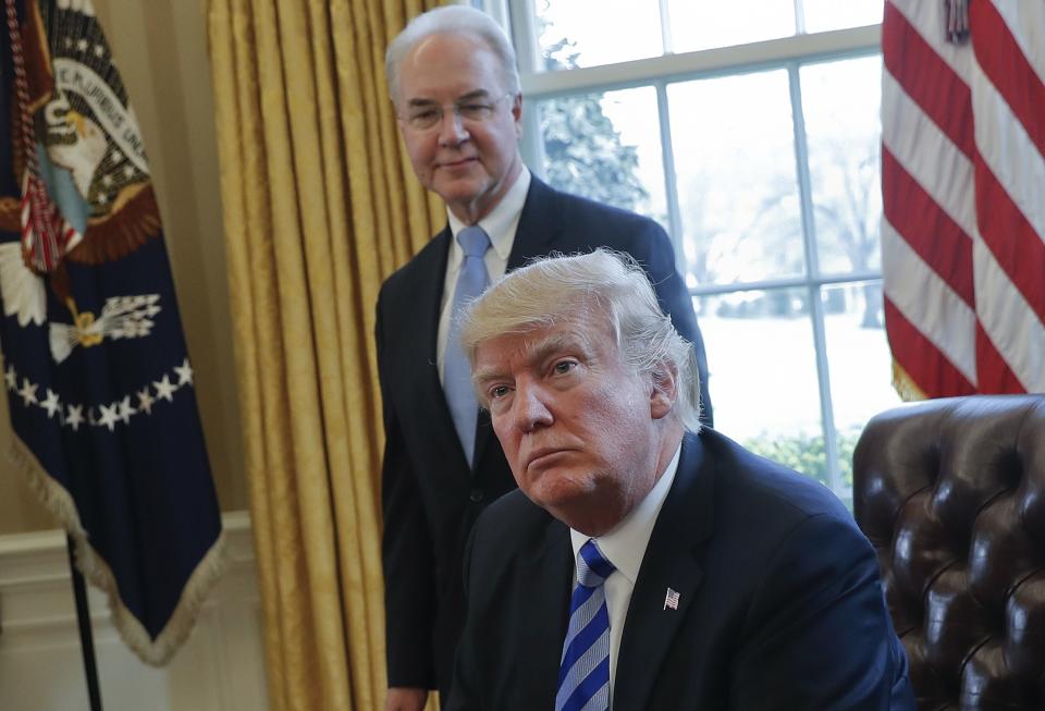 <em>El presidente Donald Trump con el secretario de salud y servicios sociales Tom Price en el Despacho Oval el 24 de marzo de 2017 (AP Photo / Pablo Martinez Monsivais).</em>