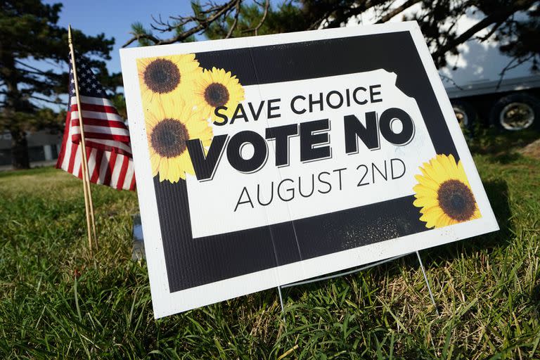 Un cartel de "Vota No a la Enmienda Constitucional sobre el Aborto" se exhibe fuera de un colegio electoral el 01 de agosto de 2022 en Olathe, Kansas.