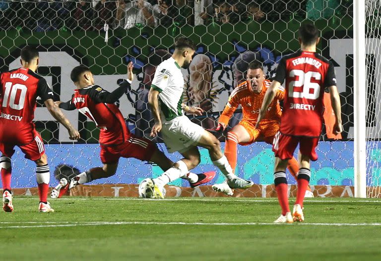 El cierre del chileno Paulo Díaz, el mejor de los defensores que presentó River ante Banfield; los millonarios dieron una imagen apagada, a una semana del superclásico