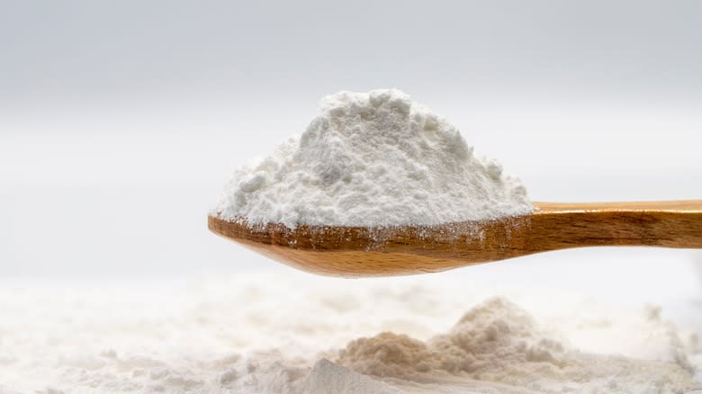 Powdered sugar on wooden spoon