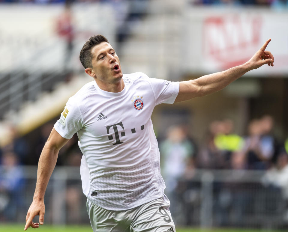 Robert Lewandowski festeja tras anotar el tercer gol del Bayern Múnich ante Paderborn en la Bundesliga, el sábado 28 de septiembre de 2019. (David Inderlied/dpa via AP)