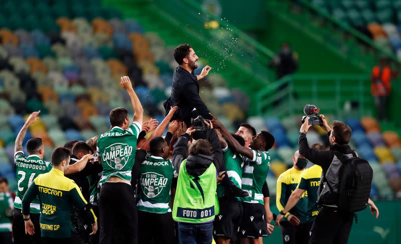 Foto del martes del plantel del Sporting de Lisboa celebrando tras ganar la liga de Portugal.