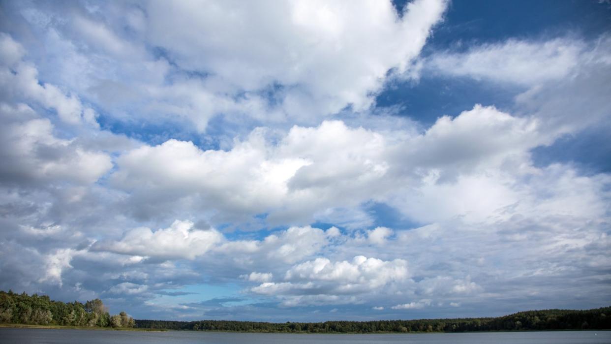 Ein wolkiger Himmel bildet nicht automatisch einen Sonnenschutz für die Haut. Foto: Jens Büttner