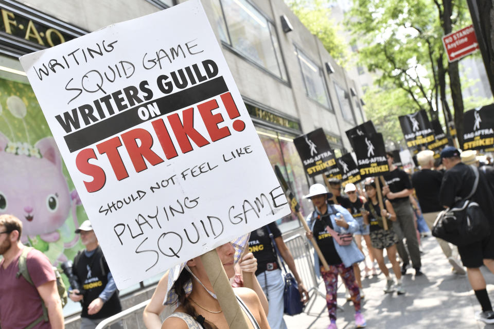 Actores y guionistas en huelga durante un mitin fuera de NBC en el Rockefeller Center el lunes 17 de julio de 2023 en Nueva York.(Foto Evan Agostini/Invision/AP)