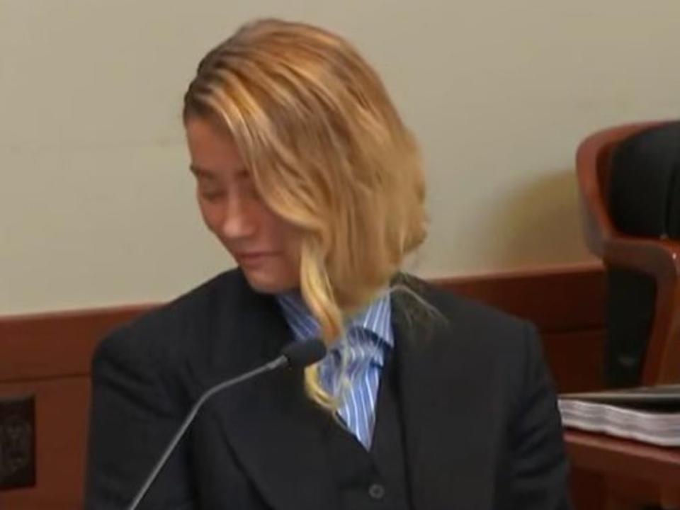 Amber Heard fue vista sonriendo en la corte durante el testimonio de la Dra. Dawn Hughes (Documentos de la corte)