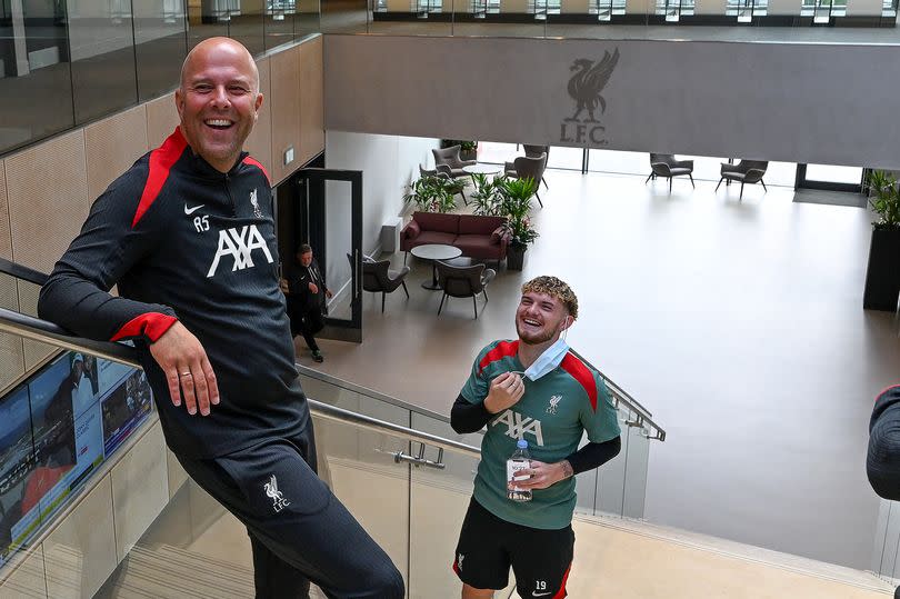 Arne Slot met Harvey Elliott on the stairs earlier today.