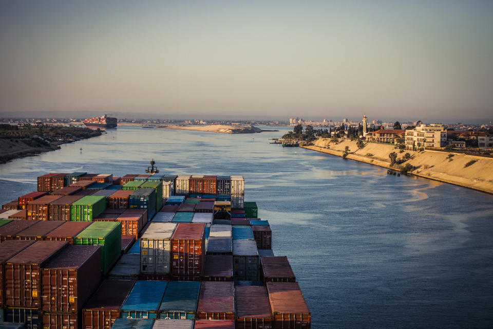 Un barco con contenedores pasa por el Canal de Suez/APl