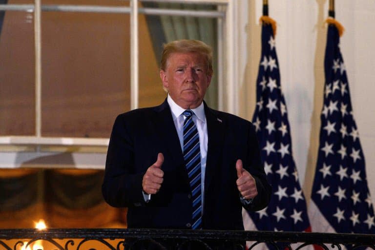 Donald Trump lève les pouces à son arrivée à la Maison Blanche, après avoir quitté l'hôpital Walter Reed - NICHOLAS KAMM © 2019 AFP