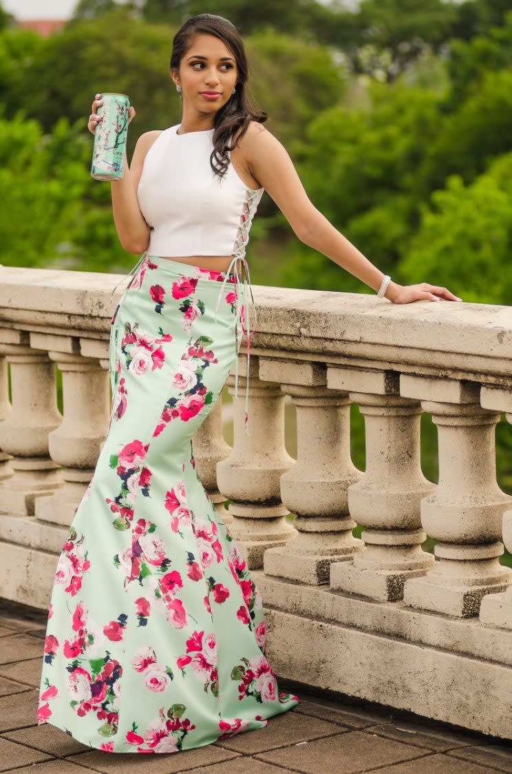 This teen’s prom look is an ode to iced tea. (Photo: Yaobin Chen)