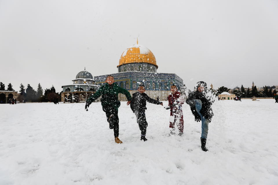 <p>Children kick snow by the Dome of the Rock, located in Jerusalem's Old City on the compound known to Muslims as Noble Sanctuary and to Jews as Temple Mount during a snowy morning in Jerusalem's Old City, January 27, 2022. REUTERS/Ammar Awad</p>
