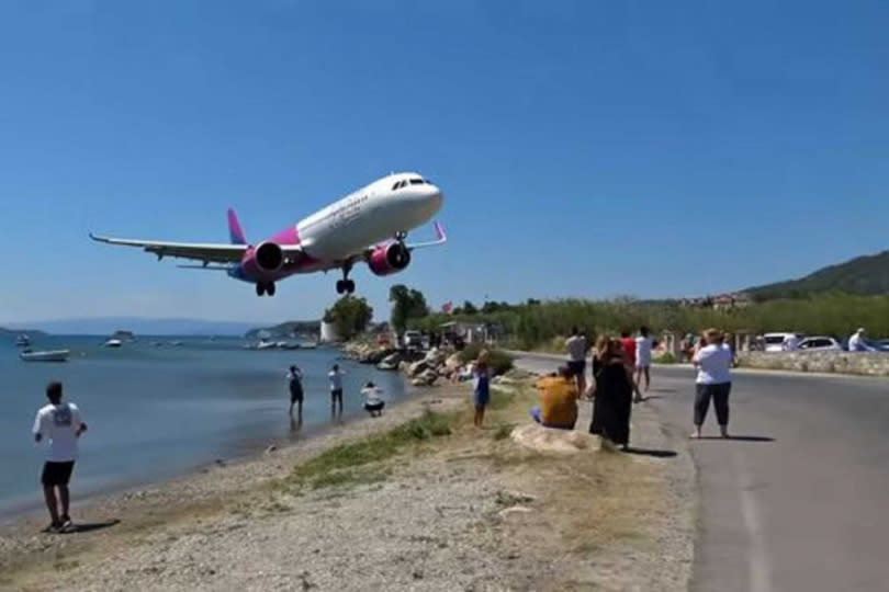 這架A321neo飛機降落希臘小島，但著陸前飛行高度極低，令人感到膽戰心驚。