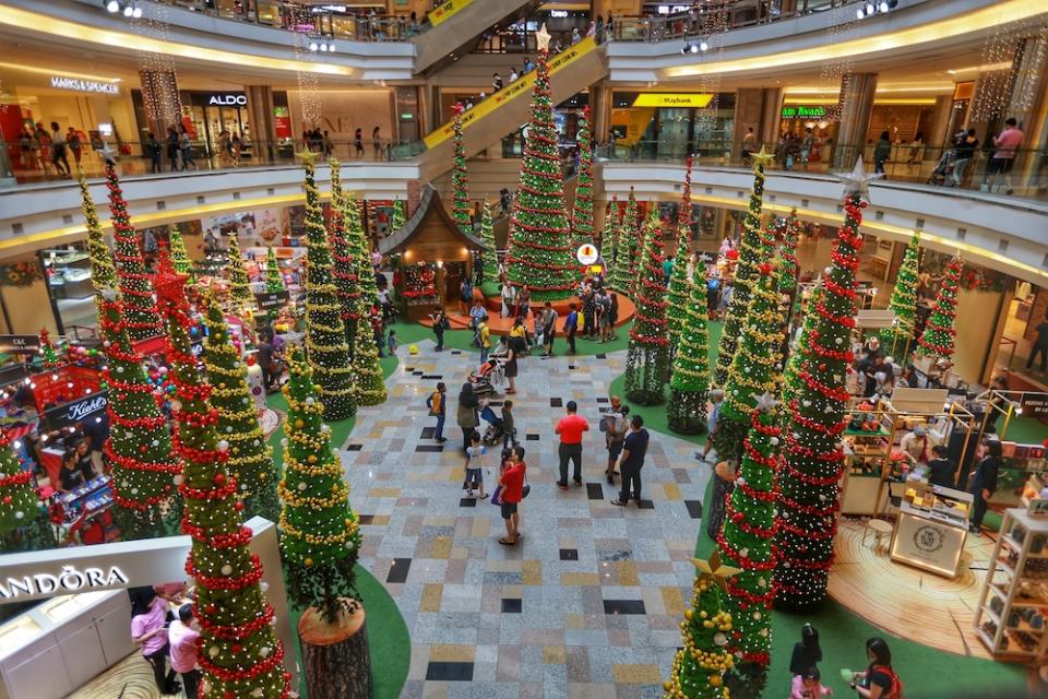 Christmas trees galore at 1 Utama shopping centre. — Picture by Ahmad Zamzahuri