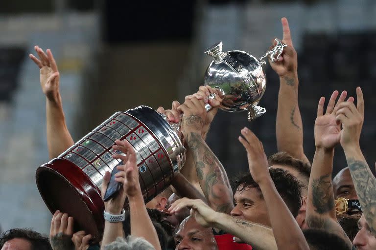 El trofeo de la Copa Libertadores, que quedará en manos de Fluminense o Boca Juniors, los dos finalistas de la edición 2023